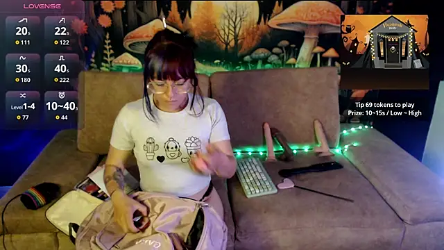 Snapshot of LunaBunny8 chatting on 7, 10, 2025 LunaBunny8 online show from 7, 10, 2025