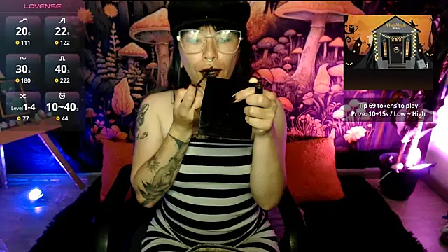 Snapshot of LunaBunny8 chatting on 18, 10, 2025 LunaBunny8 online show from 18, 10, 2025