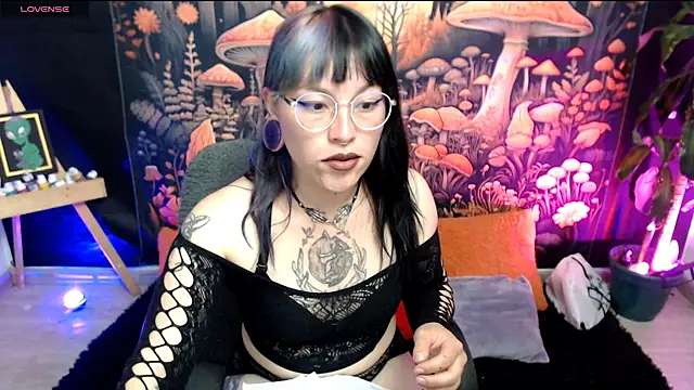 Snapshot of LunaBunny8 chatting on 27, 10, 2025 LunaBunny8 online show from 27, 10, 2025