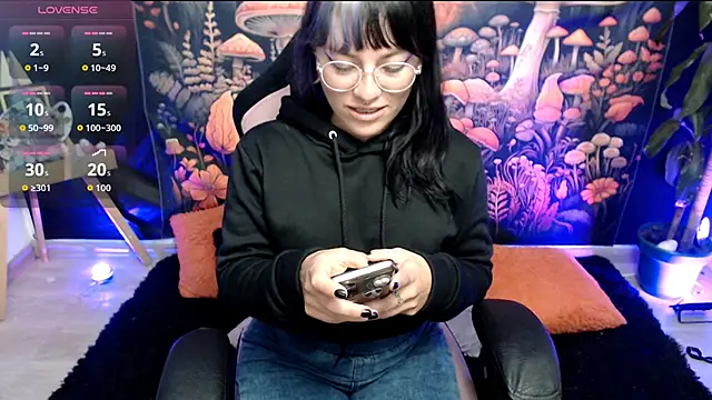 Snapshot of LunaBunny8 chatting on 4, 11, 2025 LunaBunny8 online show from 4, 11, 2025