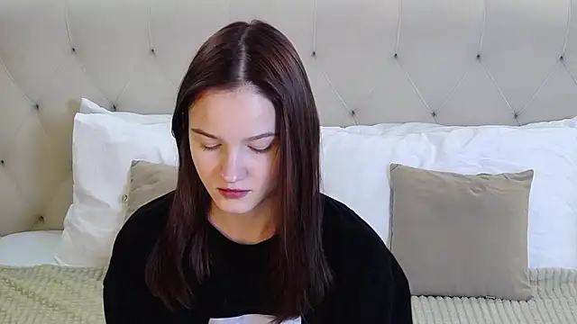 Snapshot of MichelleRoux chatting on 4, 11, 2025 MichelleRoux online show from 4, 11, 2025