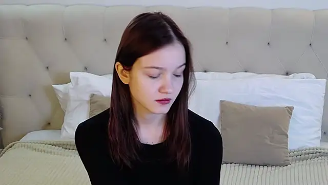 Snapshot of MichelleRoux chatting on 7, 11, 2025 MichelleRoux online show from 7, 11, 2025