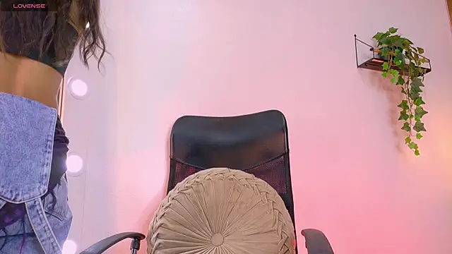 TiffValentinee  online show from 31, 10, 2025