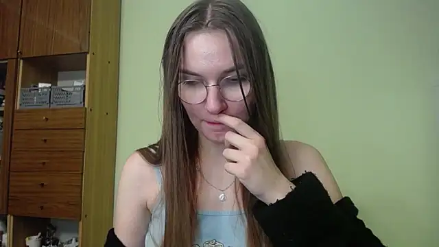 LooveELLYx online show from 5, 12, 2024