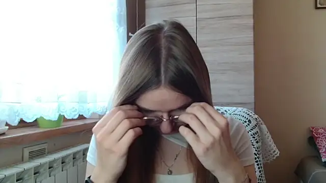 LooveELLYx online show from 4, 11, 2025