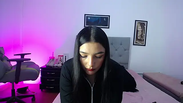 Esmeraldaa- online show from 19, 10, 2025