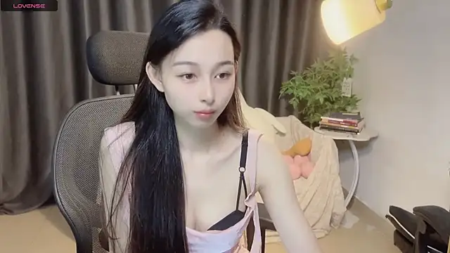 Snapshot of Yin-LL chatting on 10, 10, 2025 Yin-LL online show from 10, 10, 2025