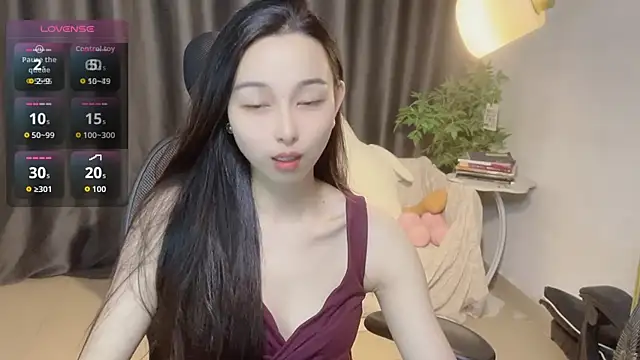 Snapshot of Yin-LL chatting on 11, 10, 2025 Yin-LL online show from 11, 10, 2025