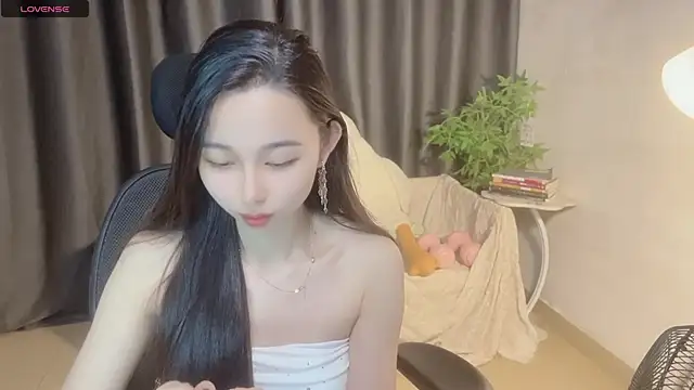 Snapshot of Yin-LL chatting on 30, 10, 2025 Yin-LL online show from 30, 10, 2025