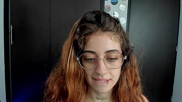 Snapshot of star_shooting8 chatting on 11, 10, 2025 star shooting8 online show from 11, 10, 2025