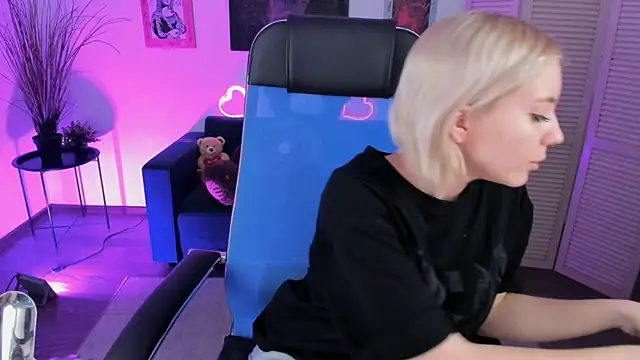 AuroraWrenfield online show from 18, 12, 2025