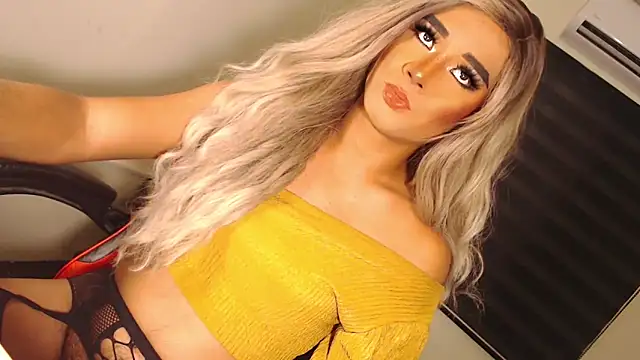 Snapshot of SissifyMeNow chatting on 9, 10, 2025 SissifyMeNow online show from 9, 10, 2025