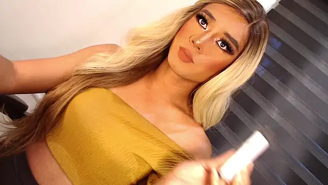 Snapshot of SissifyMeNow chatting on 5, 12, 2025 SissifyMeNow online show from 5, 12, 2025