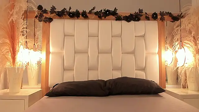 Daphne And Roger online show from 1, 11, 2025