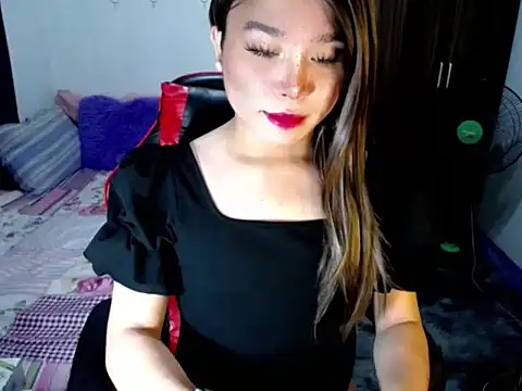 Snapshot of Urassiansweetcummer chatting on 8, 10, 2025 Urassiansweetcummer online show from 8, 10, 2025