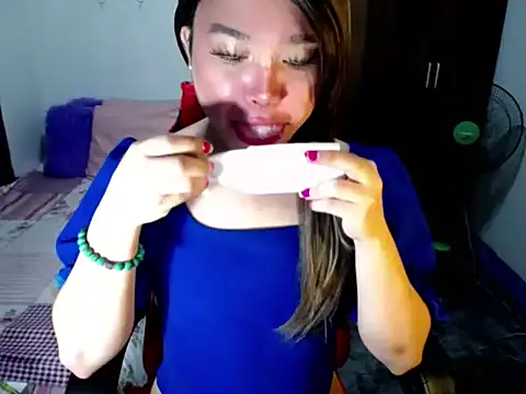 Snapshot of Urassiansweetcummer chatting on 12, 10, 2025 Urassiansweetcummer online show from 12, 10, 2025