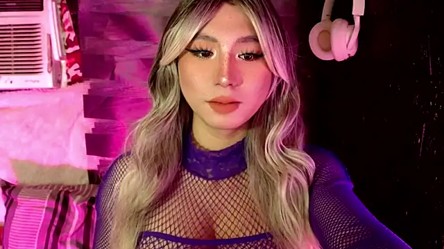 UrhotlucyTS online show from 8, 11, 2025