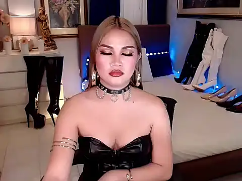QUEENATHENNA online show from 19, 9, 2025
