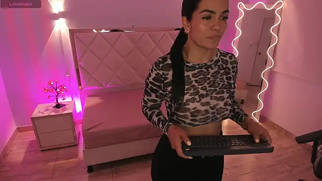 Snapshot of Rosalind_tay chatting on 4, 4, 2026 Rosalind tay online show from 4, 4, 2026