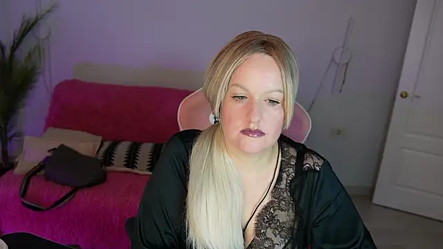 Snapshot of MariemLui chatting on 9, 10, 2025 MariemLui online show from 9, 10, 2025