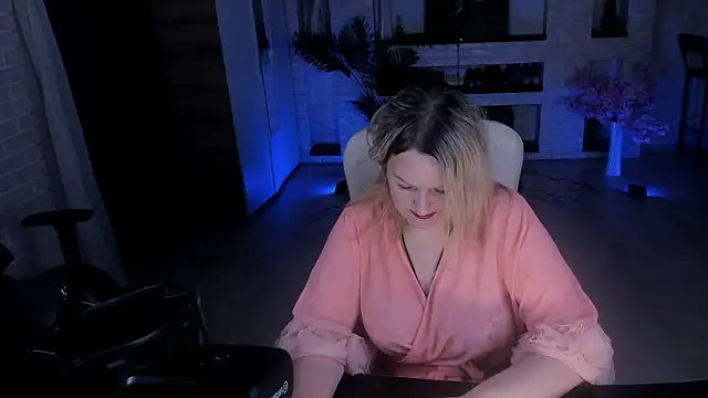 Snapshot of MariemLui chatting on 18, 10, 2025 MariemLui online show from 18, 10, 2025