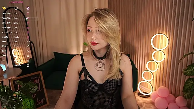 LauraWifeness online show from 26, 3, 2026