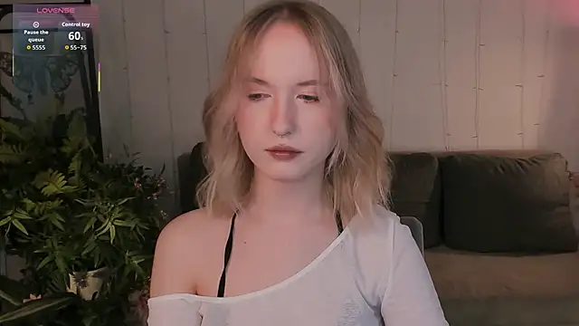 Snapshot of kikishyness chatting on 21, 9, 2025 kikishyness online show from 21, 9, 2025