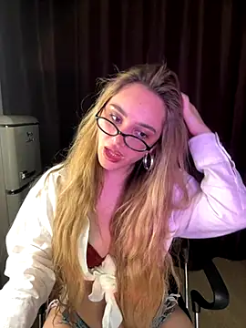 Chloe Ravens online show from 3, 10, 2025