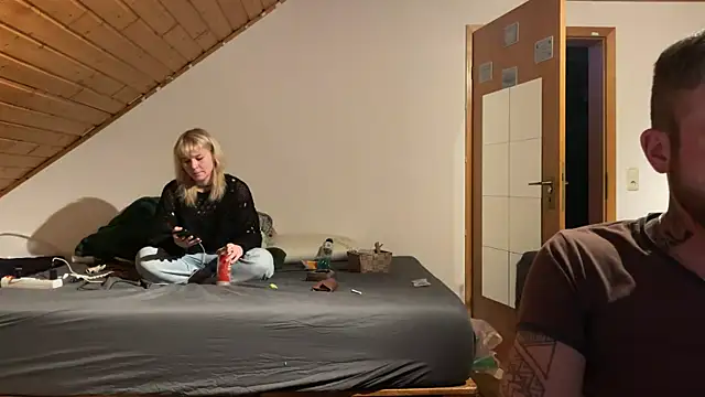 RedLayla online show from 24, 11, 2025