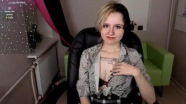 Snapshot of girl_next_doorr chatting on 11, 10, 2025 girl next doorr online show from 11, 10, 2025