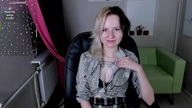 Snapshot of girl_next_doorr chatting on 23, 10, 2025 girl next doorr online show from 23, 10, 2025