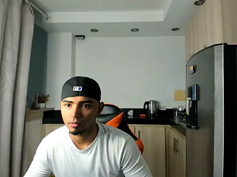 Snapshot of andrew_jonhes chatting on 17, 12, 2025 andrew jonhes online show from 17, 12, 2025