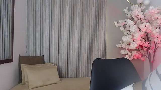 Snapshot of Michellee_20 chatting on 8, 10, 2025 Michellee 20 online show from 8, 10, 2025