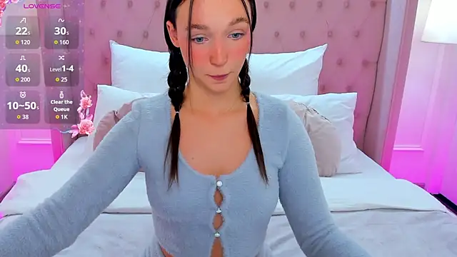 LuisaVee online show from 5, 12, 2025