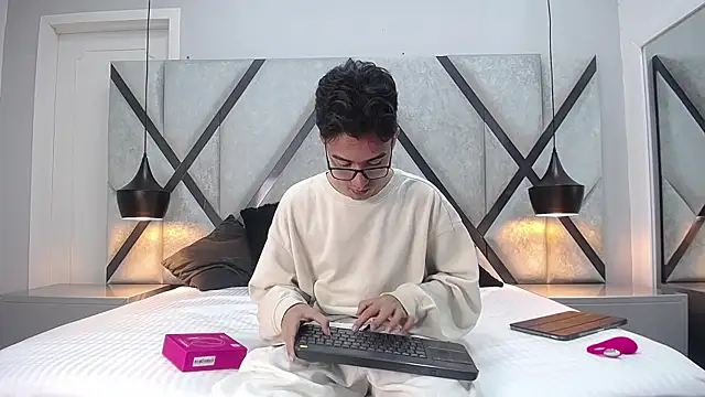 AustinReeds online show from 23, 9, 2025