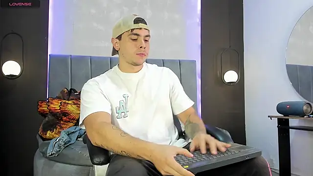 Liam walk  online show from 28, 10, 2025