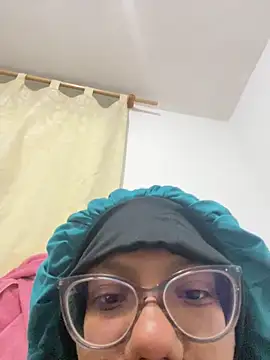 Snapshot of Valen1800 chatting on 13, 11, 2025 Valen1800 online show from 13, 11, 2025