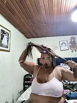 Snapshot of EmilyDuran_ chatting on 17, 12, 2025 EmilyDuran online show from 17, 12, 2025