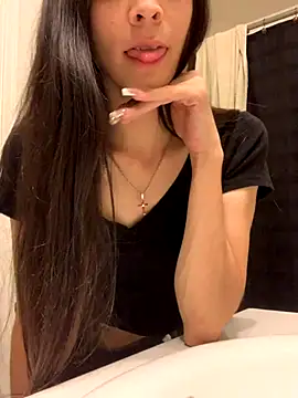 Snapshot of lovinlush chatting on 23, 10, 2025 lovinlush online show from 23, 10, 2025