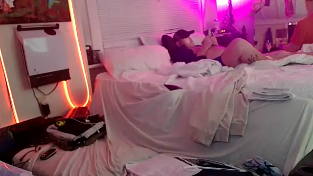 Luv2SuckBWC92 online show from 12, 11, 2025