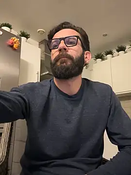 Snapshot of Michel_huge chatting on 4, 11, 2025 Michel huge online show from 4, 11, 2025