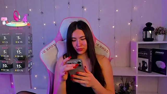 Snapshot of Megan_Williamms chatting on 4, 11, 2025 Megan Williamms online show from 4, 11, 2025