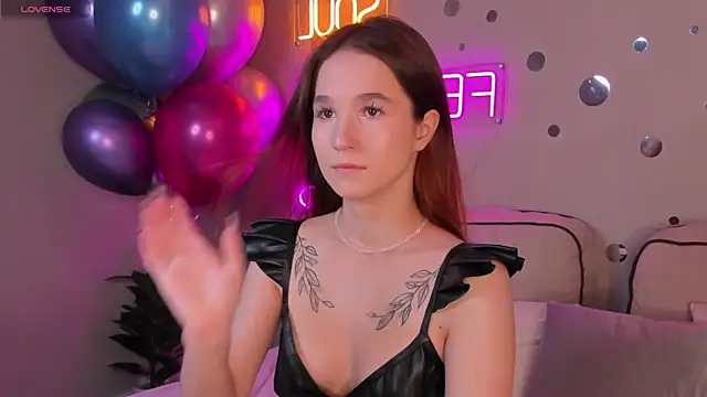 Eva Hollowey online show from 22, 9, 2025