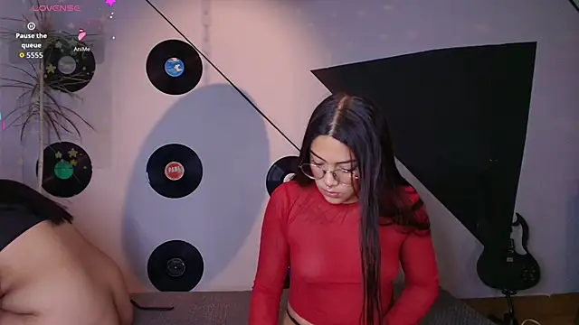 Lilith and Khloe online show from 28, 11, 2025