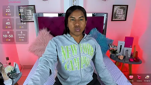 Khloee f w online show from 24, 9, 2025