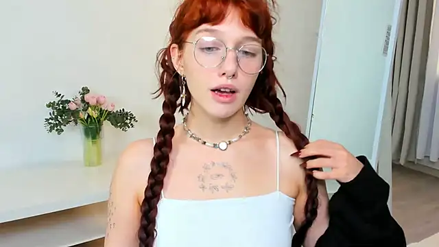 Snapshot of LeelooYolo chatting on 9, 11, 2025 LeelooYolo online show from 9, 11, 2025