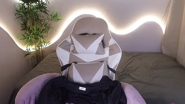 Emma and Issac online show from 28, 11, 2025