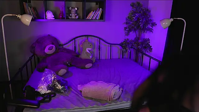 Emma and Issac online show from 8, 3, 2026