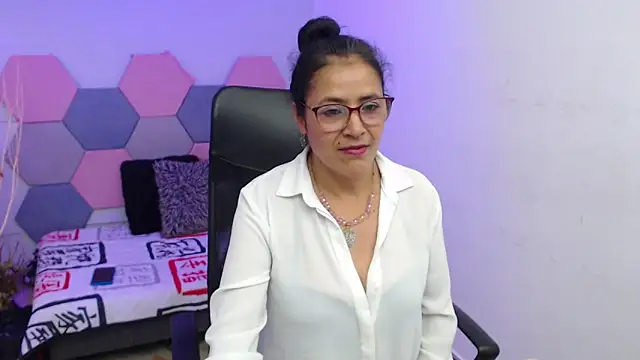 Snapshot of AmandaPeet chatting on 6, 11, 2025 AmandaPeet online show from 6, 11, 2025