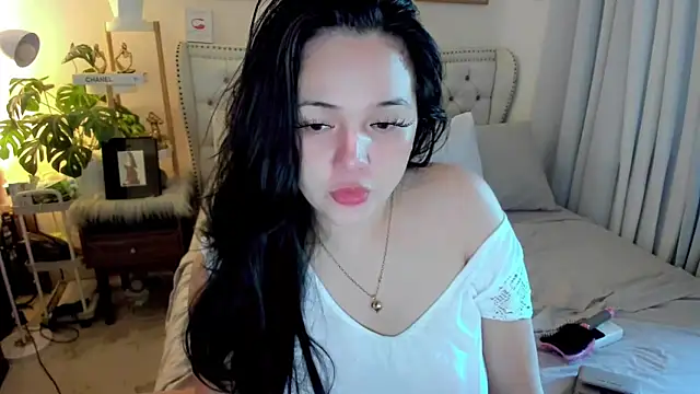 Snapshot of SweetHoney369 chatting on 15, 10, 2025 SweetHoney369 online show from 15, 10, 2025